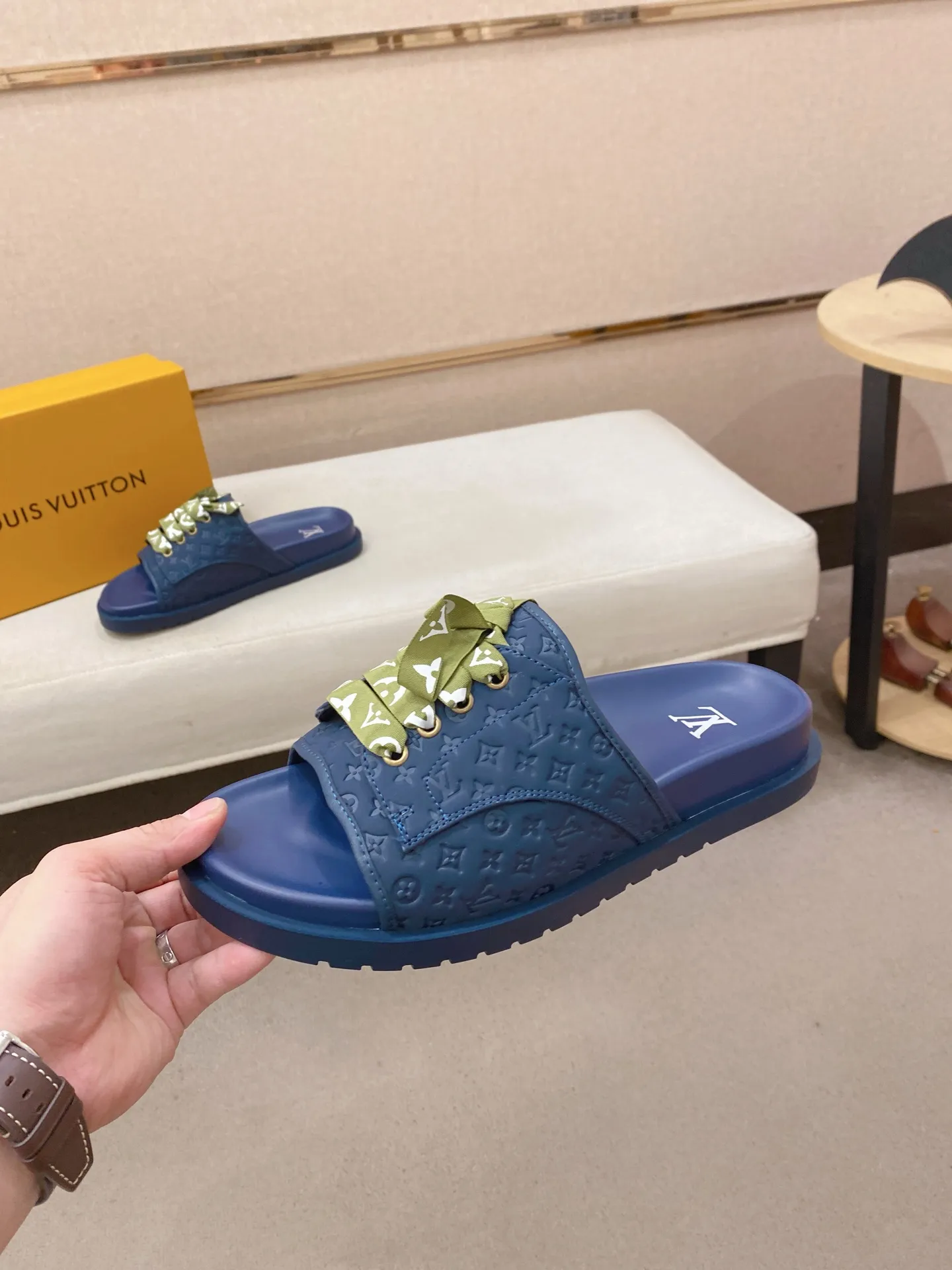 Men's shoes 💰: 340💰Made by LV🔍Top purchasing agents. Men's spring and summer slippers are available at the same counter. The uppers are imported cowhide from Italy, with logo graphics and high-quality craftsmanship. Soles: original soles specially provided by the original factory. Exclusive movable molded soles are super comfortable. Original goods follow orders. 🔍🔍High quality. You can enter and exit the counter at will. Welcome to compare. Size 38-44.